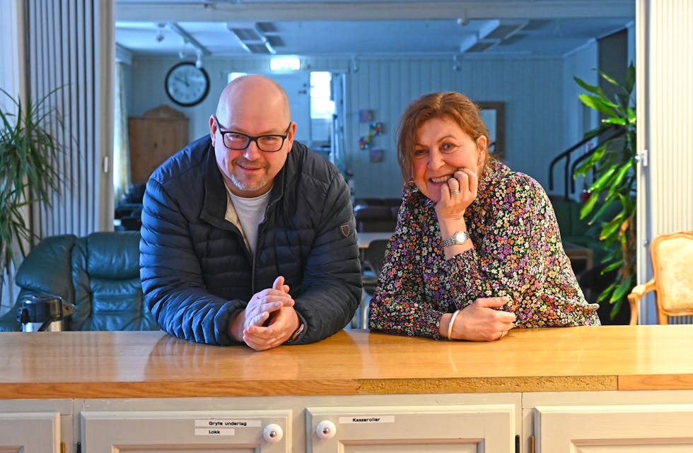 NY MØTEPLASS: Anund Raukleiv og Anita Fredly ønskjer velkomen.
