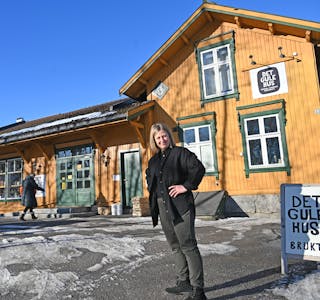 FLOTT HUS I SENTRUM: Det Gule Hus er lett å finne i Bøgata. Her har Janne Lia akkurat opna dørene for ei ny veke som butikksjef.