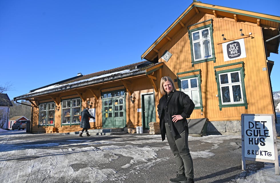 FLOTT HUS I SENTRUM: Det Gule Hus er lett å finne i Bøgata. Her har Janne Lia akkurat opna dørene for ei ny veke som butikksjef.