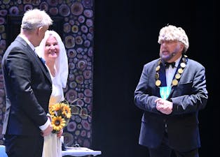 PREMIERE: Grenderevyen er tilbake i Bø. Her er Arnfinn Innleggen, Else Børte og Borgar Kaasa på scenen under premieren fredag kveld.