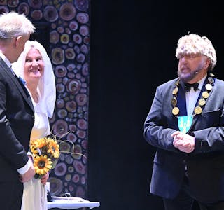 PREMIERE: Grenderevyen er tilbake i Bø. Her er Arnfinn Innleggen, Else Børte og Borgar Kaasa på scenen under premieren fredag kveld.