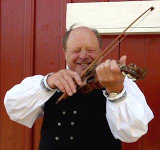 SPELEMANN: Gunnar Innleggen under ein konsert med spel på gamle feler på Bø Museum i 2005.
