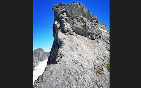 TINDE I HURRUNGANE: Denne tinden finn ein i Jotunheimen på 2204 meters høgde. 