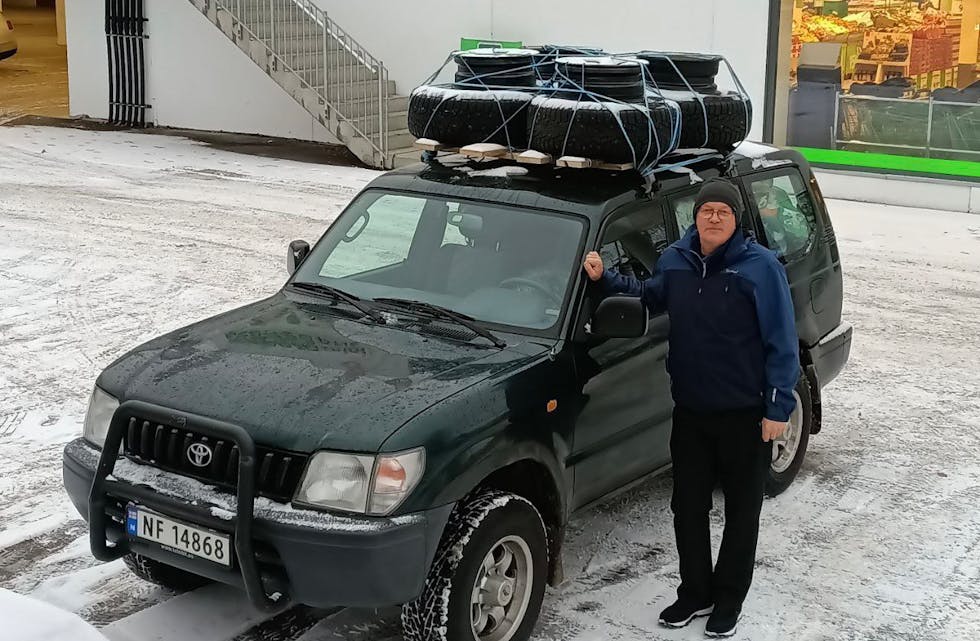 KLAR FOR AVGANG: Viktor Radchenko med ein av bilane han har kjøpt med innsamla midlar i Noreg, og som er gitt som gåve til soldatar i Ukraina.