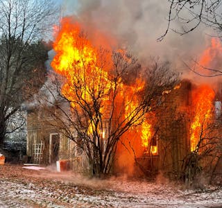 BRANNØVING: I fjor var det heldigvis færre bygningsbrannar i vårt område. Bildet er frå ei planlagt brannøving på eit hus i Håtveitvegen.