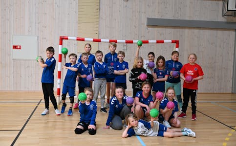 GOD GJENG: Desse elevane var med på siste dagen av handballskulen.