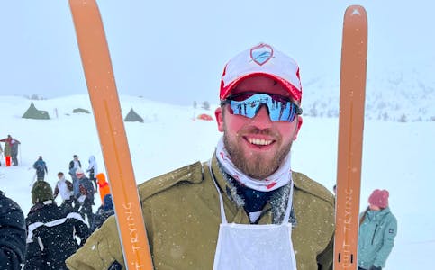 SATSA PÅ HOPPKANTEN: Arne Kristian Momrak er ein av fleire djerve hoppar på Hollane skifestival. Det enda med sprukken leppe, men smilet var likevel tilstade.
