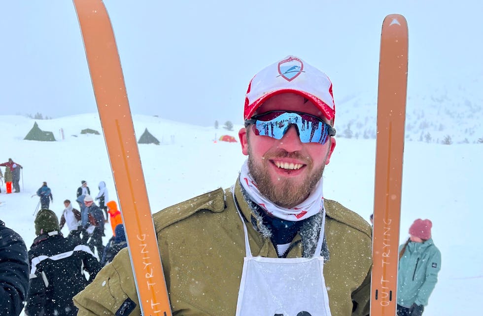 SATSA PÅ HOPPKANTEN: Arne Kristian Momrak er ein av fleire djerve hoppar på Hollane skifestival. Det enda med sprukken leppe, men smilet var likevel tilstade.