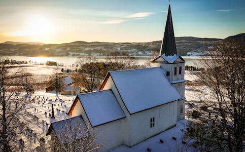 GUDSTENESTE: Nes kyrkje ligg fint til på Nesodden i Midt-Telemark.