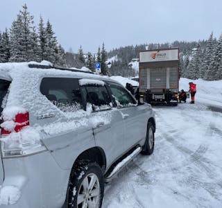 TRAILER PÅ GLATTA: Ein trailer traff fleire bilar på Lifjell.