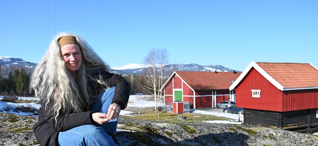 EITT ÅR I MIDT-TELEMARK: Saksofonisten Kristin Sevaldsen framfor eldhuset ho bur i.