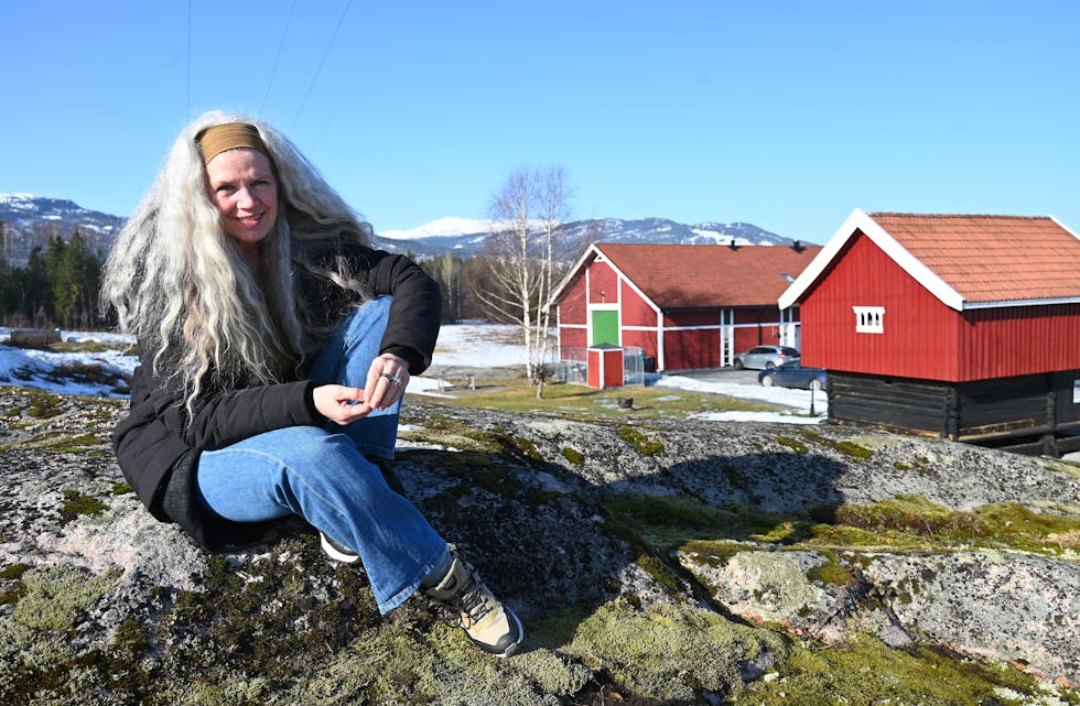 EITT ÅR I MIDT-TELEMARK: Saksofonisten Kristin Sevaldsen framfor eldhuset ho bur i.
