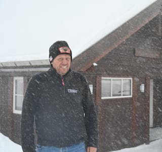 NÆRHYTTE: Tom Ivar Gravklev med hytta Gunvorbu på Lifjell.