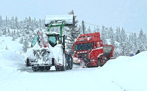 PROBLEM PÅ LIFJELL: Her hjelper ein traktor brøytebilen på rett kurs.