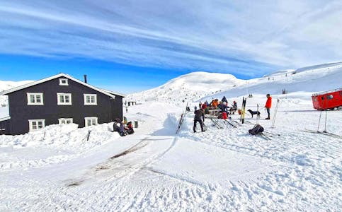 FIN RASTEPLASS: Skiløparane svinga innom Hollane seter på sin tur over fjellet.