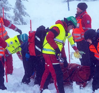 SKREDØVING: Her er mannskap i gang med frakting av pasientar frå snøskredet. Til venstre står leiar i Bø og Sauherad Røde Kors, Sondre Rulnes Røstad.