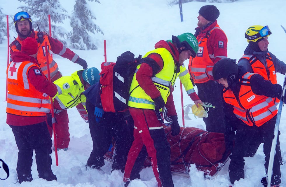 SKREDØVING: Her er mannskap i gang med frakting av pasientar frå snøskredet. Til venstre står leiar i Bø og Sauherad Røde Kors, Sondre Rulnes Røstad.