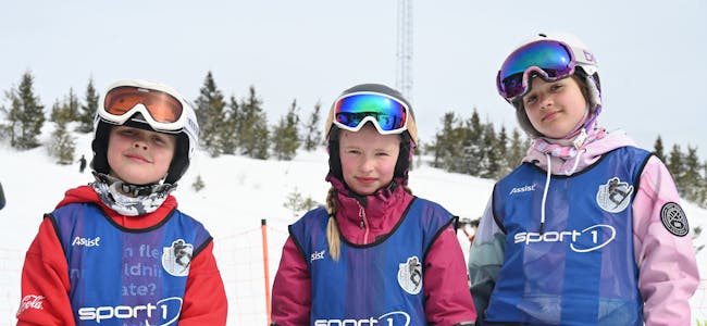 SNOWBOARD: Millian Furuvik Aaland (9), Johanna Kallestad Næss (9) og Leah Aaland (11) kosa seg med konkurranse i Vinterland-bakken laurdag.