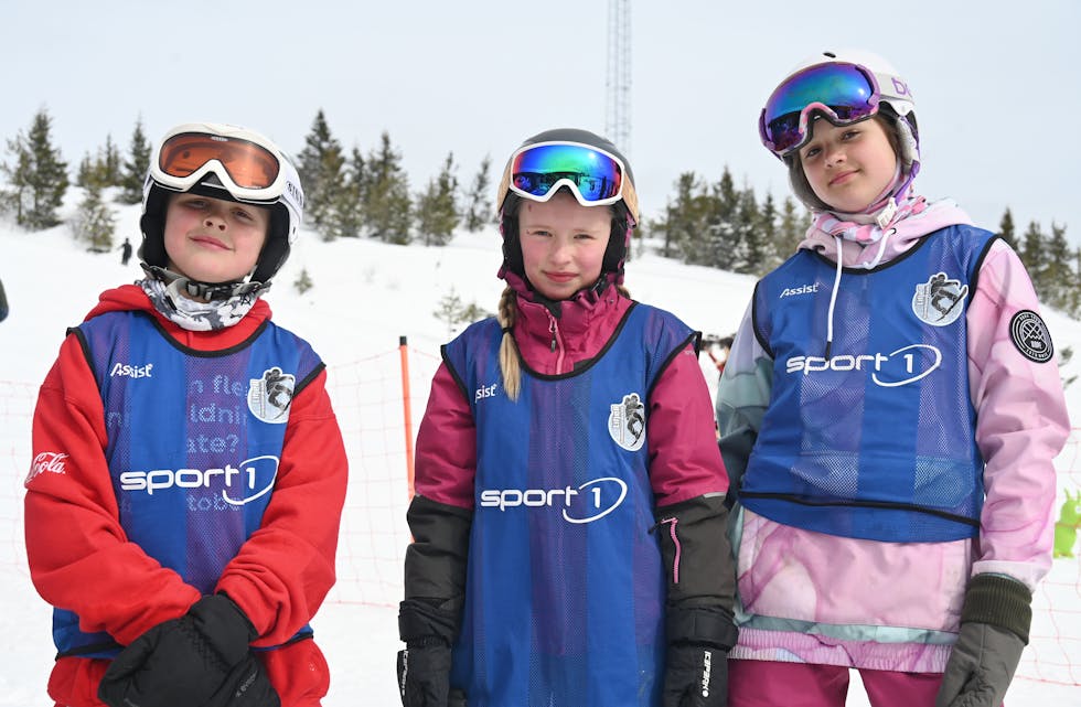 SNOWBOARD: Millian Furuvik Aaland (9), Johanna Kallestad Næss (9) og Leah Aaland (11) kosa seg med konkurranse i Vinterland-bakken laurdag.