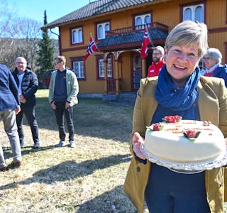 FEKK STOR GÅVE: Styreleiar i Stiftinga Evju Bygdetun, Jorid Vale, bidrog med både song og kake under utdelinga.