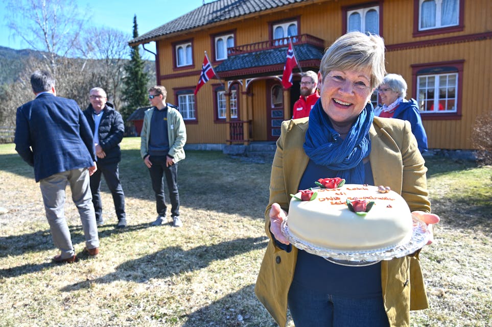 FEKK STOR GÅVE: Styreleiar i Stiftinga Evju Bygdetun, Jorid Vale, bidrog med både song og kake under utdelinga.