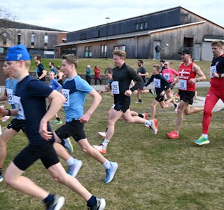 KYRKJERUNDEN: Her legg feltet i det første løpet i årets Sport1 løpskarusell i veg ved Gullbringbana i Bø.