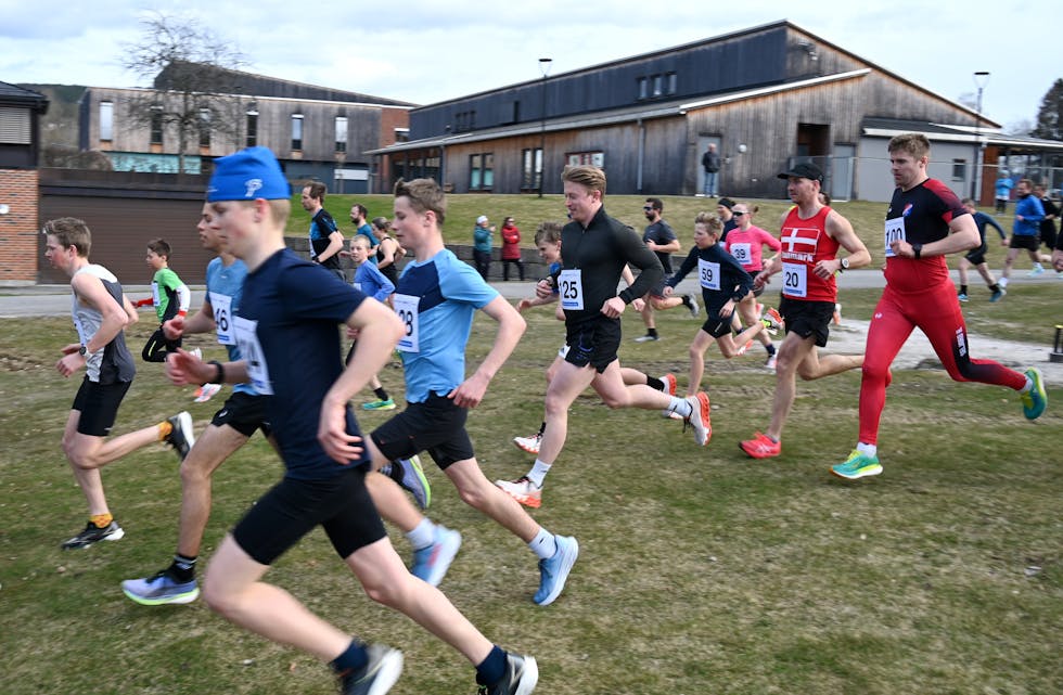 KYRKJERUNDEN: Her legg feltet i det første løpet i årets Sport1 løpskarusell i veg ved Gullbringbana i Bø.