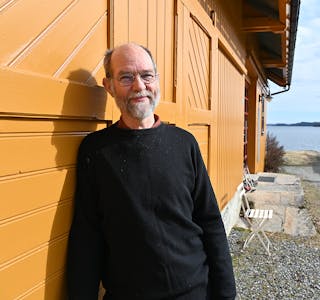 PAKKBUA: Komponist Henrik Ødegaard ved den gamle pakkbua på brygga.