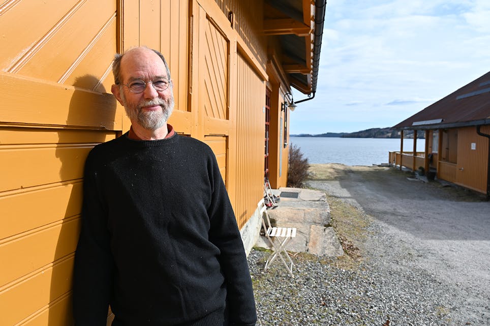 PAKKBUA: Komponist Henrik Ødegaard ved den gamle pakkbua på brygga.