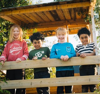 TRIVST: Liv (9), Luis (6), Marie (6) og Ola (6) trivst i Midt-Telemark, med trehytte i hagen og kort veg til skulen.