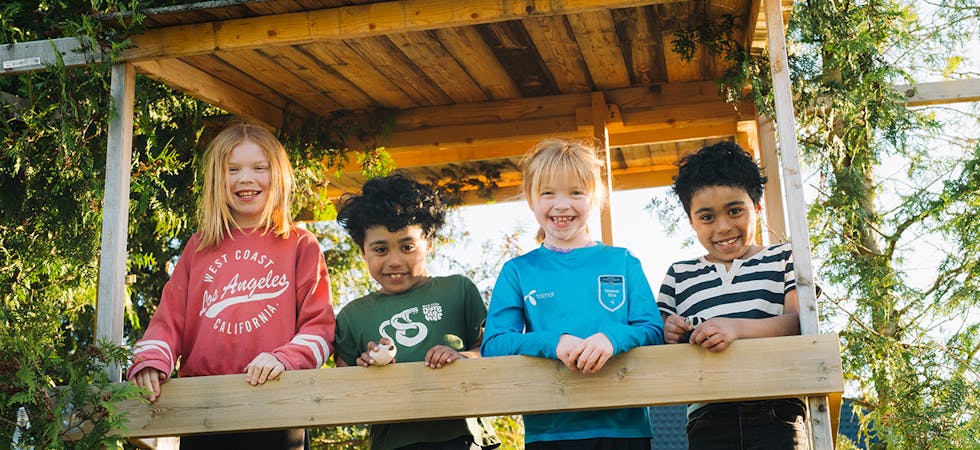 TRIVST: Liv (9), Luis (6), Marie (6) og Ola (6) trivst i Midt-Telemark, med trehytte i hagen og kort veg til skulen.