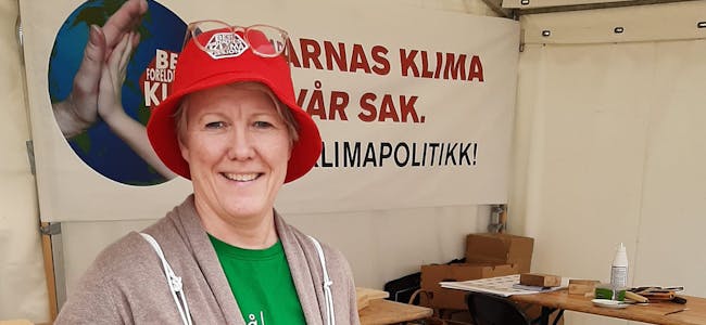 VEL BØ STASJON: Marit Nagel Rønningen i Besteforeldrenes klimaaksjon.