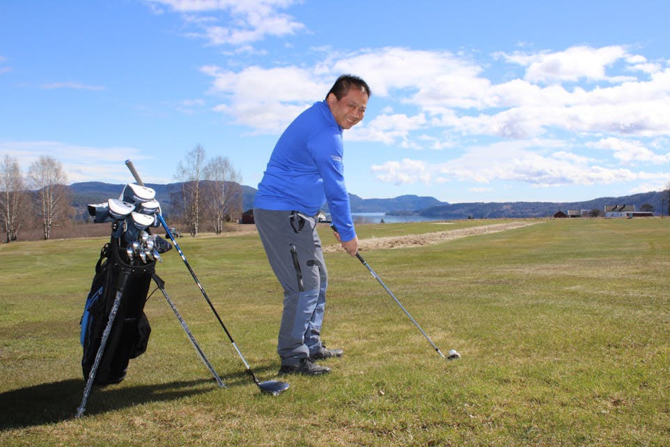 ALT KLART: Ragnar Kisfoss ønskjer velkommen til ein ny sesong med golf. 