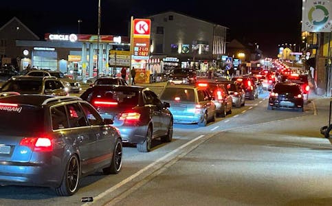 RÅNETREFF: Hundrevis av bilar er samla i Bø sentrum.