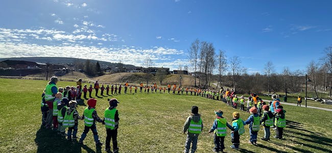 BLI KJENT: Over 60 barn møttest til leik i Evjudalen sist tysdag.