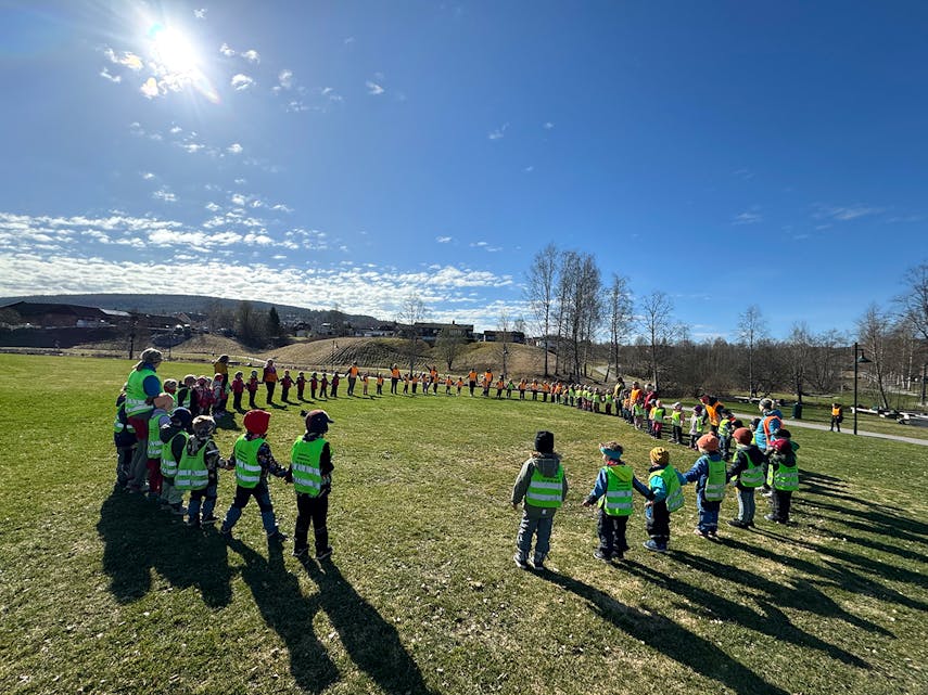 BLI KJENT: Over 60 barn møttest til leik i Evjudalen sist tysdag.