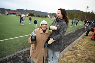 HEIAGJENG: Helle Friis Knutzen og Kari Rauland har begge søner på A-laget. Torsdag var dei blant dei mange i heiagjengen.