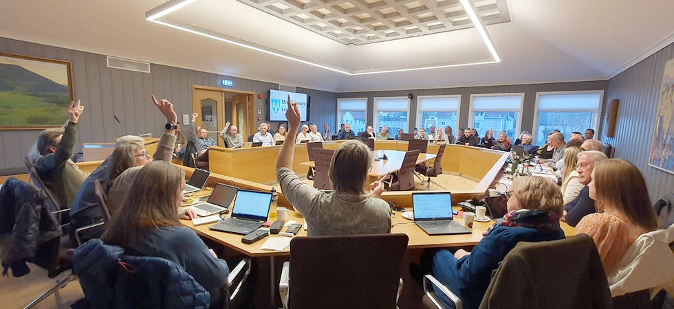 AVSTEMMING: Her stemmer kommunestyret over flytting av polet.