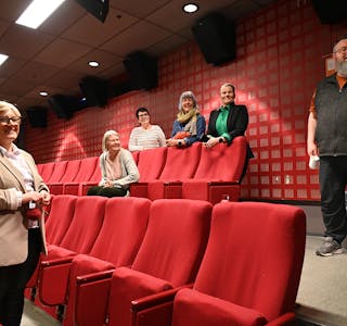 UTVAL PÅ OMVISNING: Kulturhussjef Trine Brox tok med kulturpolitikarane på omvisning.
