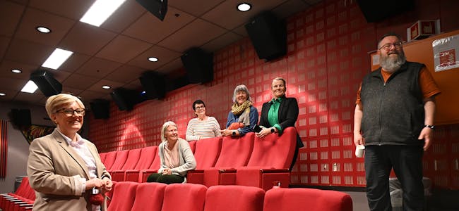 UTVAL PÅ OMVISNING: Kulturhussjef Trine Brox tok med kulturpolitikarane på omvisning.