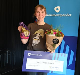 DRØMMESTIPENDET: Vinnar Sunniva Langås-Røiland med gåver og sjekk.