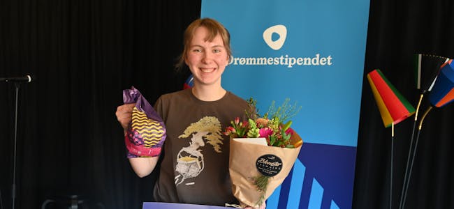 DRØMMESTIPENDET: Vinnar Sunniva Langås-Røiland med gåver og sjekk.