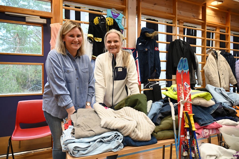 LOPPEMARKNAD: Helene Haukvik (t.v.) og Renate Aamodt tok initiativet til ein ny aktivitet i Idunshall.