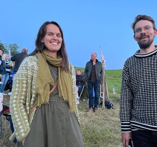 NYNORSK ER TEMA: Ruth Olaug Tellnes og Anders Hefre fotografert under Oterholtfestivalen 2023.
